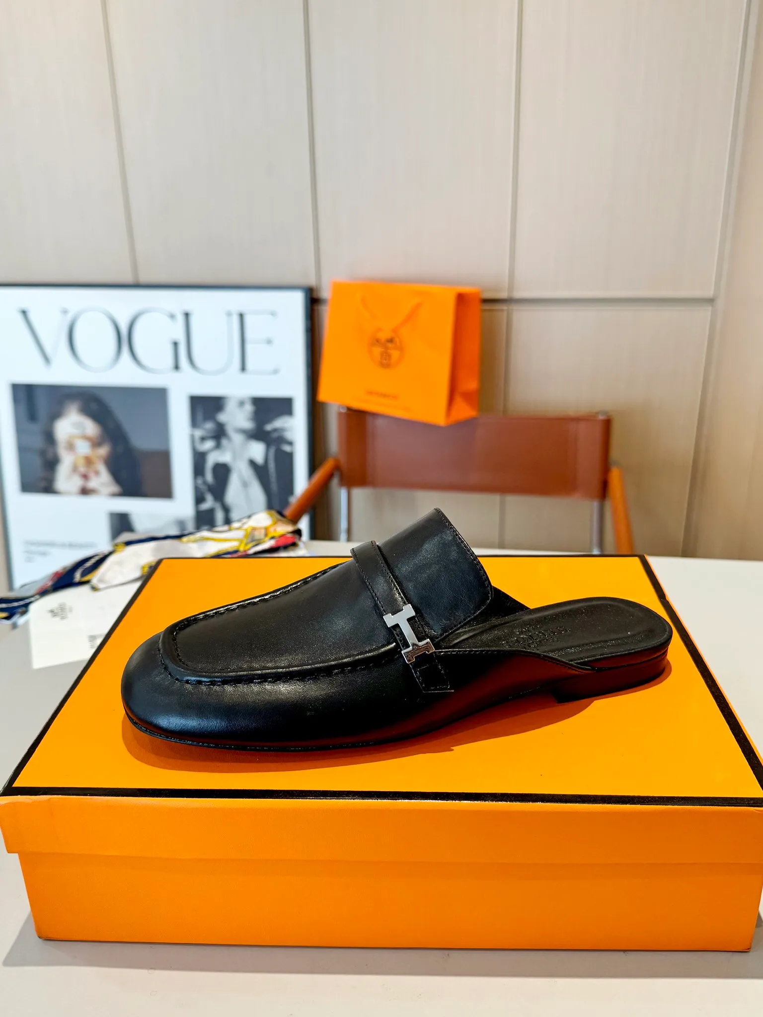 👟👟Ex-factory price 520👟👟 Hermes Groupie square-toe H-buckle mules, half-drag high heels and flat heels; the foot feel at the counter is invincible, groupie Mule shoes are made of h-buckle canvas and calfskin with mini silver Paris shoe buckles and contrasting piping. They are super beautiful in real life. Upper: imported original calfskin/original molded fabric. Lining: sheepskin. Outsole: Italian genuine leather outsole. Original packaging. Heel height: 5cm and 2 types of flat heel. Size: 35-41 (customized in size 42). Color: 6 colors.